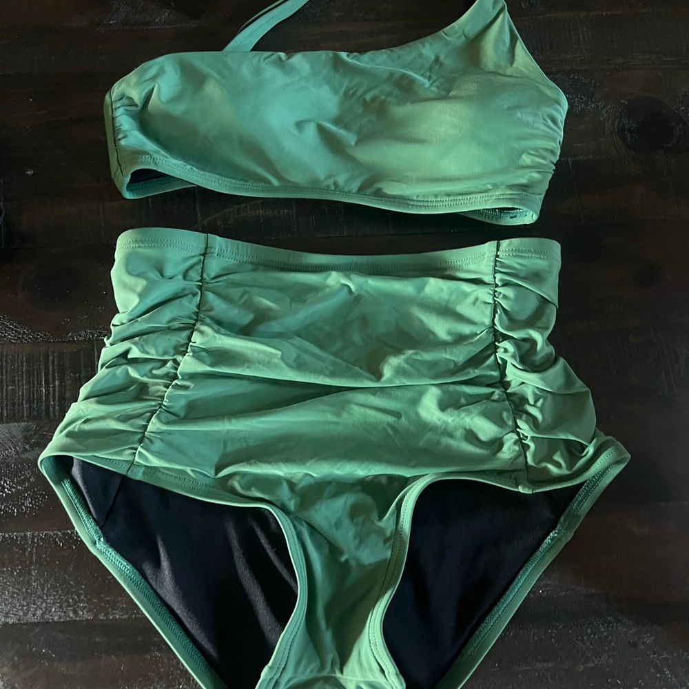 Gianni Bini swimsuit set. XS bottoms small top